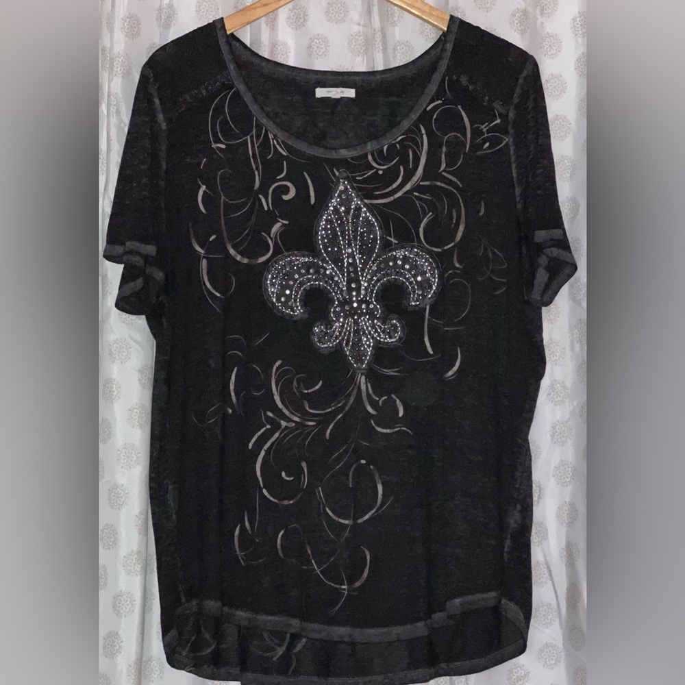 Maurice’s 24/7 tee with fleur-de-lis